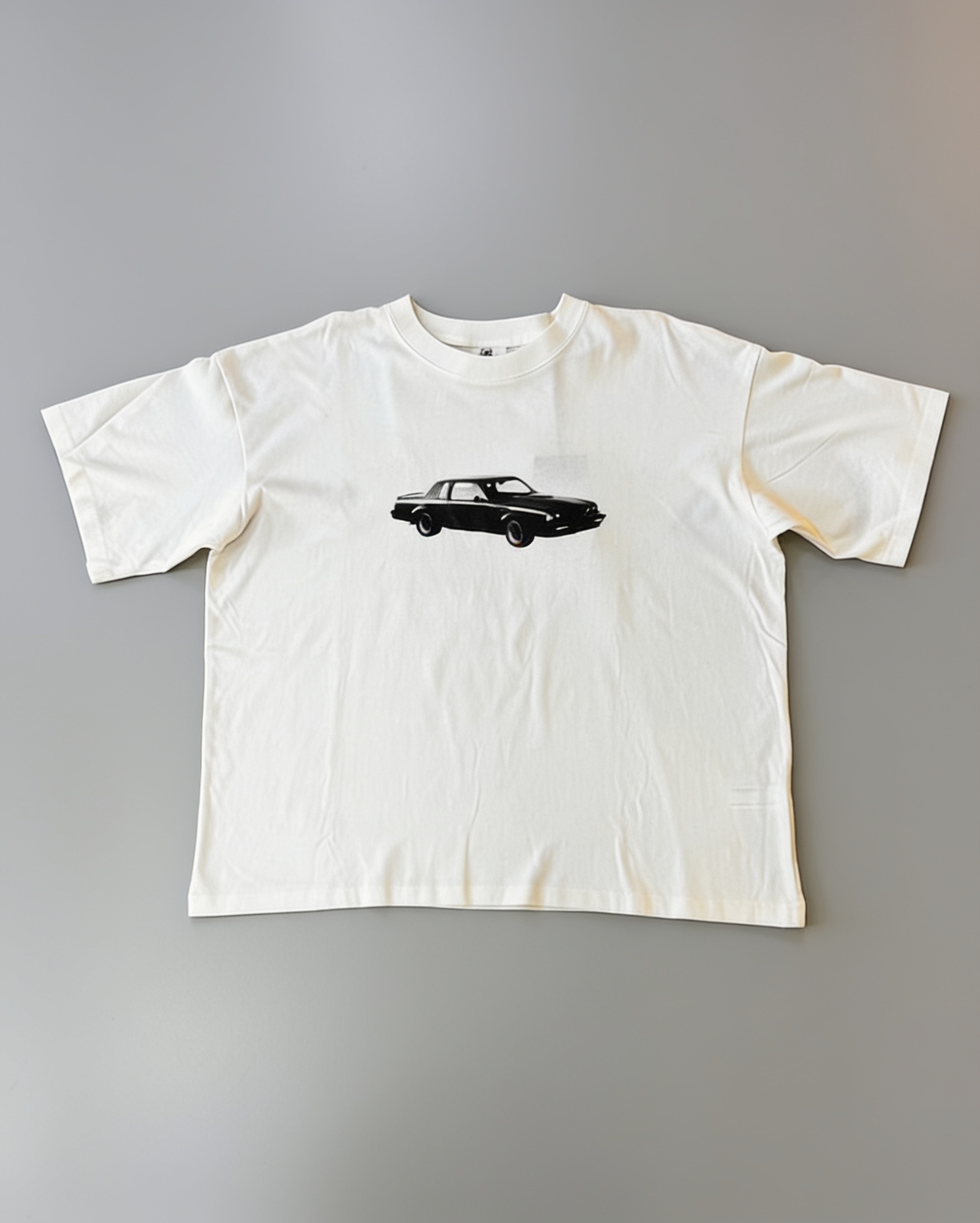 Camiseta Blanca GNX con Estampado Gráfico